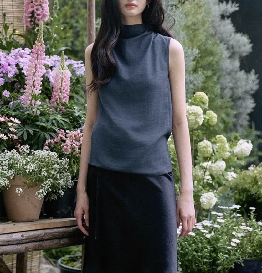 Plain Blouse Neck Sleeveless Mock