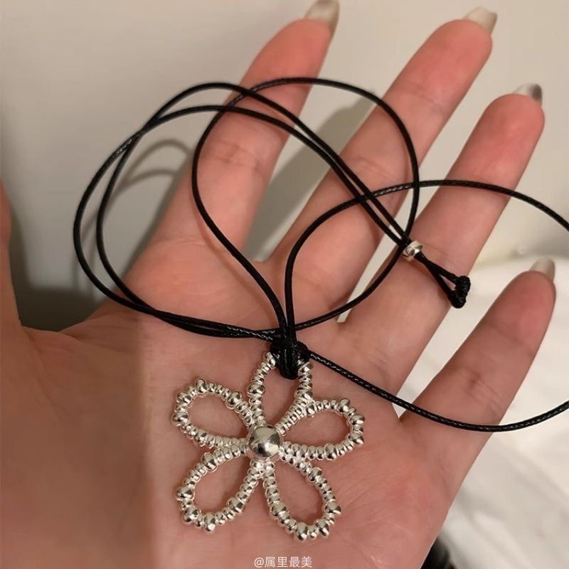 Cord Pendant Necklace Flower