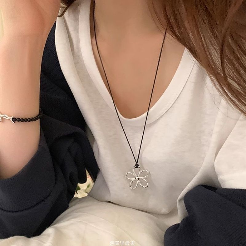 Cord Pendant Necklace Flower