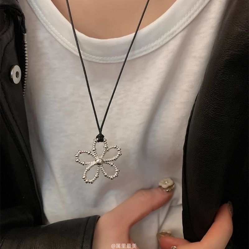Cord Pendant Necklace Flower