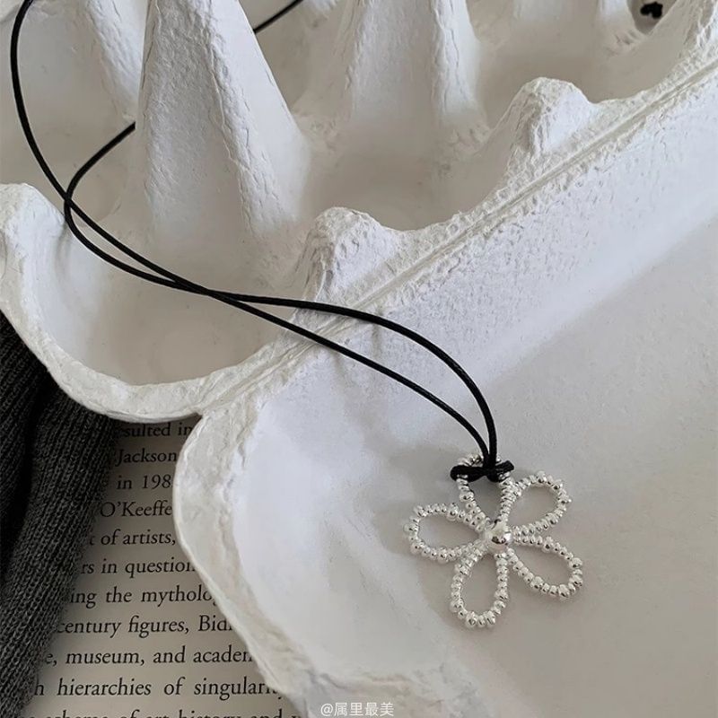 Cord Pendant Necklace Flower