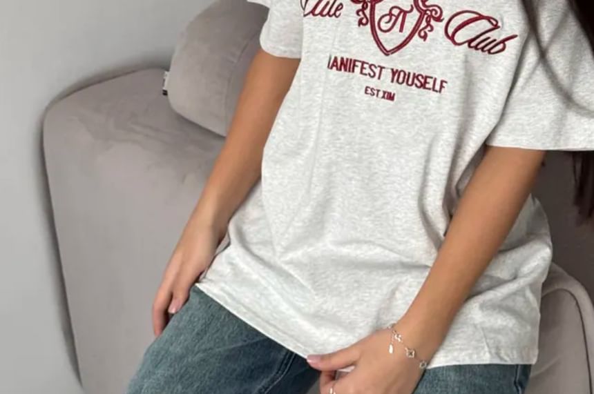 Elbow-Sleeve Neck Lettering Embroidered Tee Crew