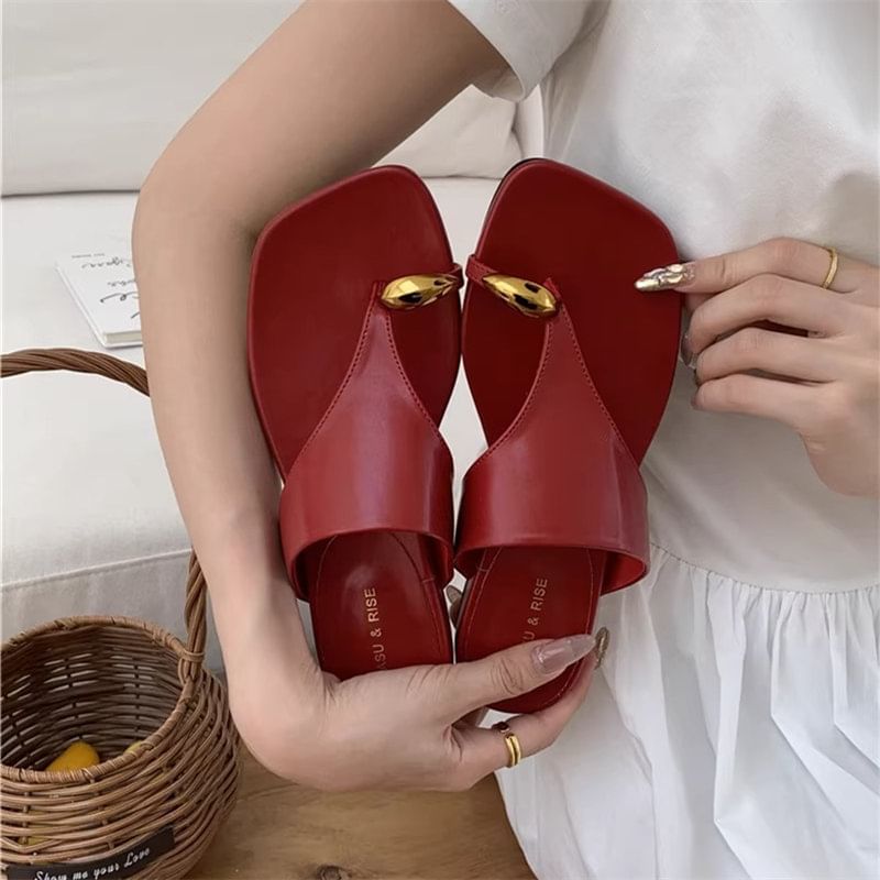 Metal Accent Faux Leather Toe Loop Flat Slide Sandals