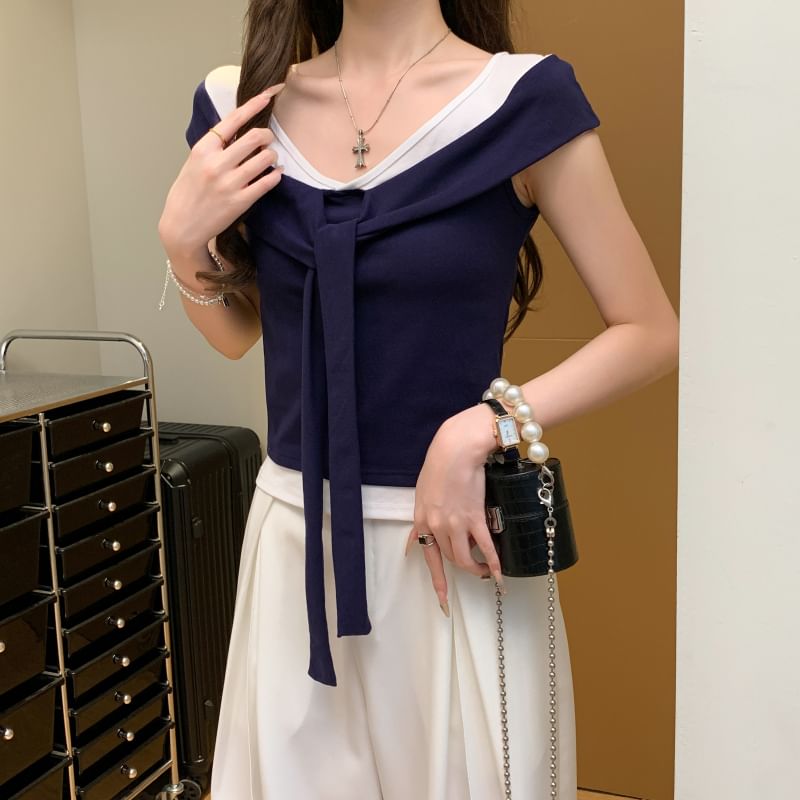 Two-Tone V-Neck Cap-Sleeved Slim Cropped Tee with Tie