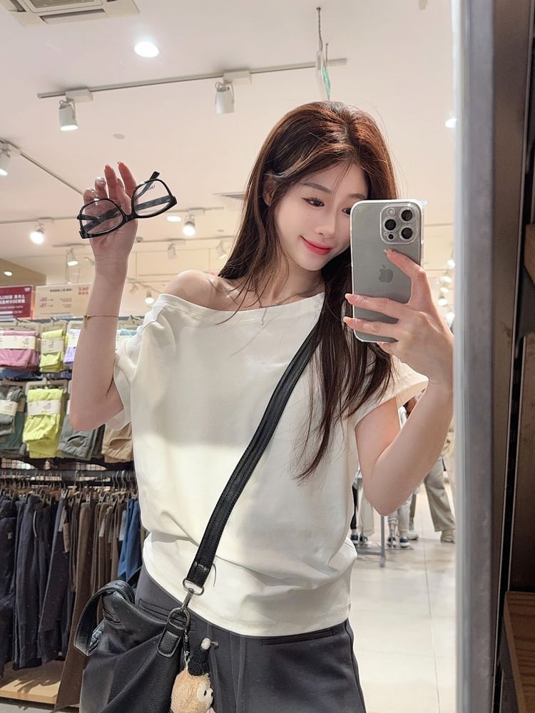 Plain Cold-Shoulder Short-Sleeved Relaxed Tee