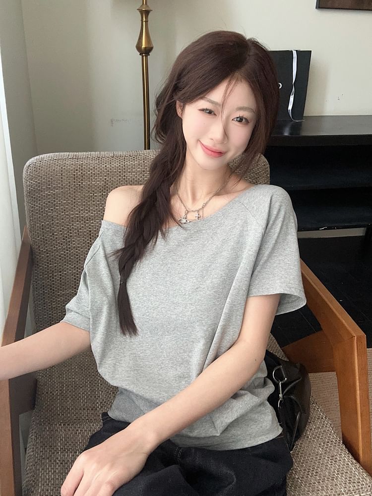 Plain Cold-Shoulder Short-Sleeved Relaxed Tee