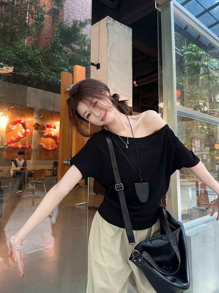 Plain Cold-Shoulder Short-Sleeved Relaxed Tee