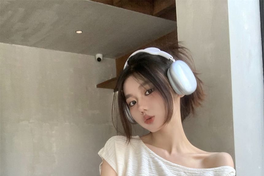 Plain Off-Shoulder Short-Sleeved Fitted Tee
