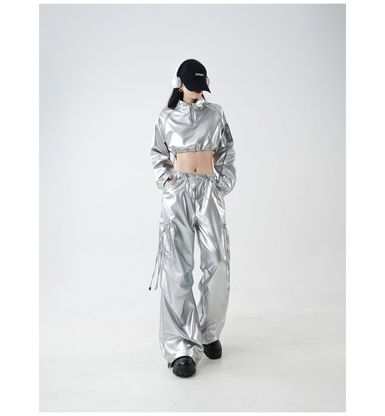 Stand Collar Metallic Half-Zip Crop Sweatshirt / Drawstring Waist Baggy Cargo Pants