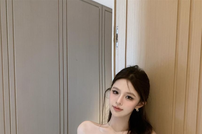 Plain Off-Shoulder Lace-Paneled Ruched Fitted Cropped Top