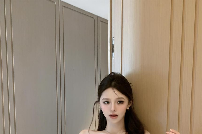 Plain Off-Shoulder Lace-Paneled Ruched Fitted Cropped Top