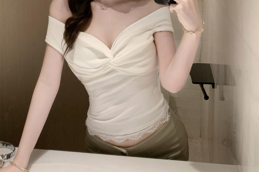 Plain Off-Shoulder Lace-Paneled Ruched Fitted Cropped Top