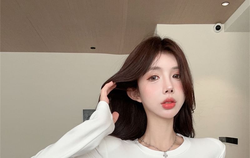 Plain Open-Back Long-Sleeved Crop Top