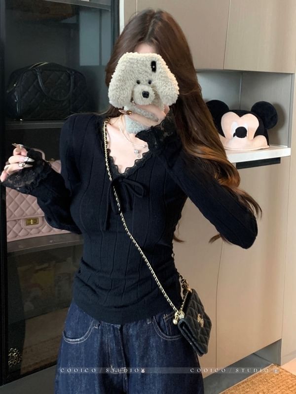 Plain Lace-Trimmed V-Neck Long-Sleeved Knit Top