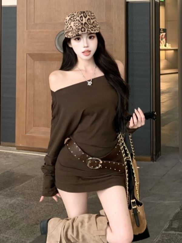 Plain Off-Shoulder Long-Sleeved Top & Mini Skort Set