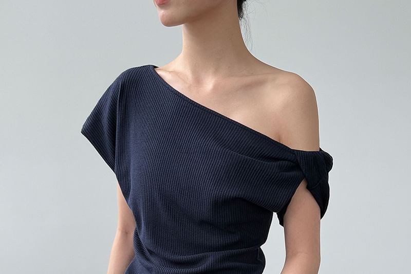 Asymmetric Off-Shoulder Short-Sleeved Plain Ribbed Slim-Fit Tee