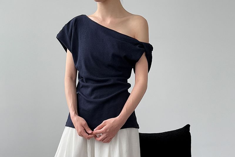 Asymmetric Off-Shoulder Short-Sleeved Plain Ribbed Slim-Fit Tee