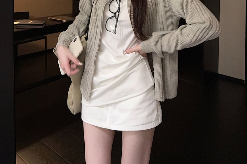Ribbed V-Neck Cardigan / Short Sleeve V-Neck T-Shirt