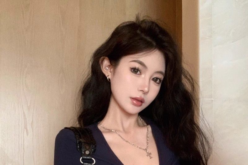Cropped V-Neck Long-Sleeve Basic Tee
