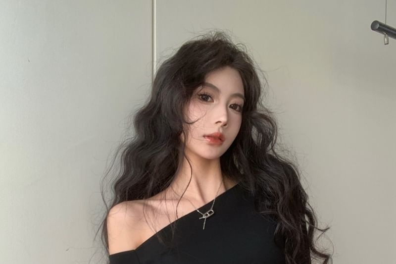 Cold-Shoulder Long Sleeve Shirred Asymmetric T-Shirt