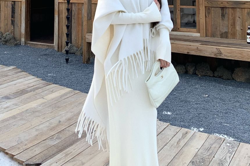 Plain Fringed Hem Fluffy Trim Capelet / Long-Sleeve Scoop Neck Maxi Sheath Dress