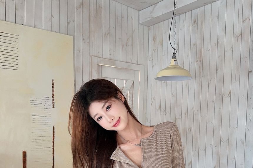 Ribbed V-Neck Button Slim Fit Long-Sleeve T-Shirt