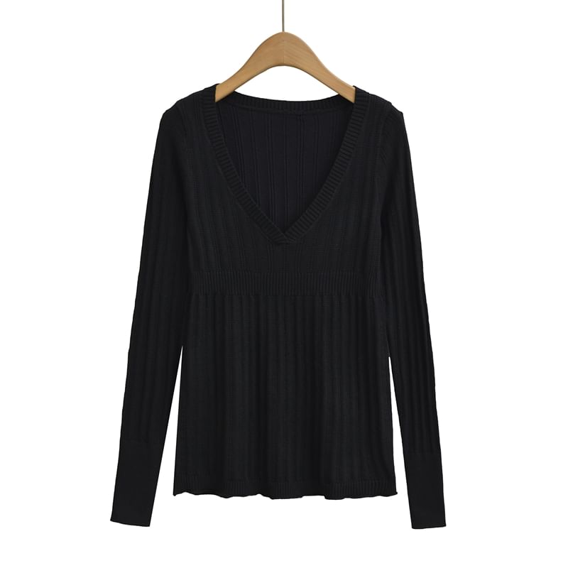 Plain Knit Top with V-Neck and Long Sleeves