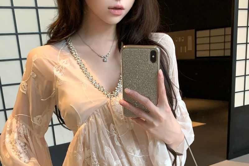 3/4-Sleeve V-Neck Blouse / Mini Skirt