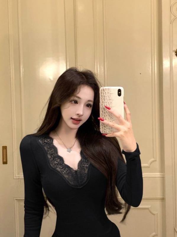 Lace Panel V-Neck Long Sleeve Fitted Tee