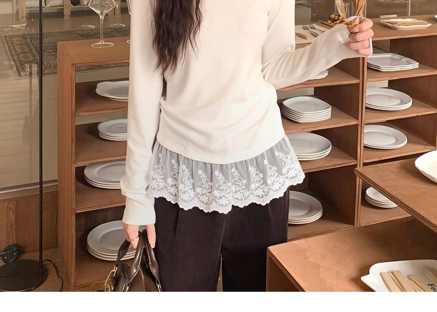 V-Neck Lace-Trimmed Fitted Long Sleeve Tee
