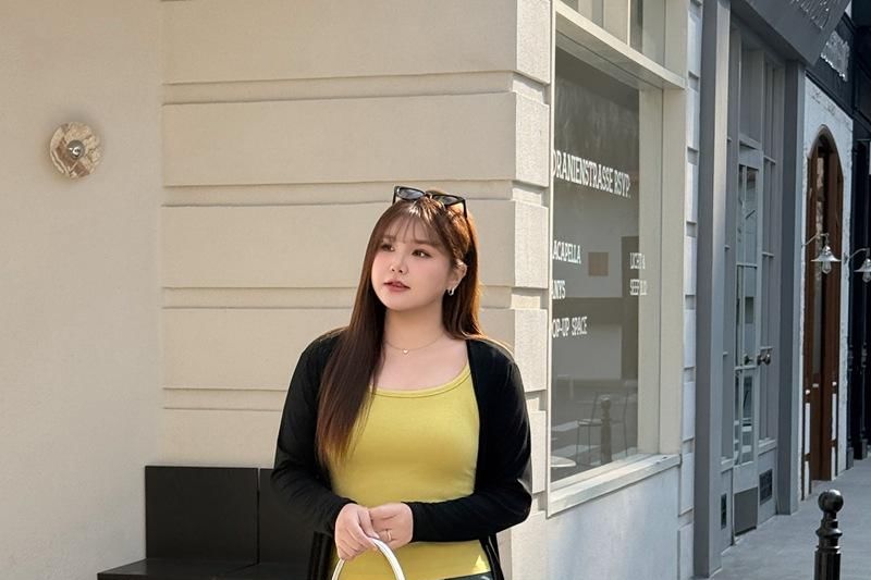 Short-Sleeve Scoop Neck Plain Slim Fit T-Shirt / High Waist Flared Jeans / V-Neck Button-Up Long Cardigan
