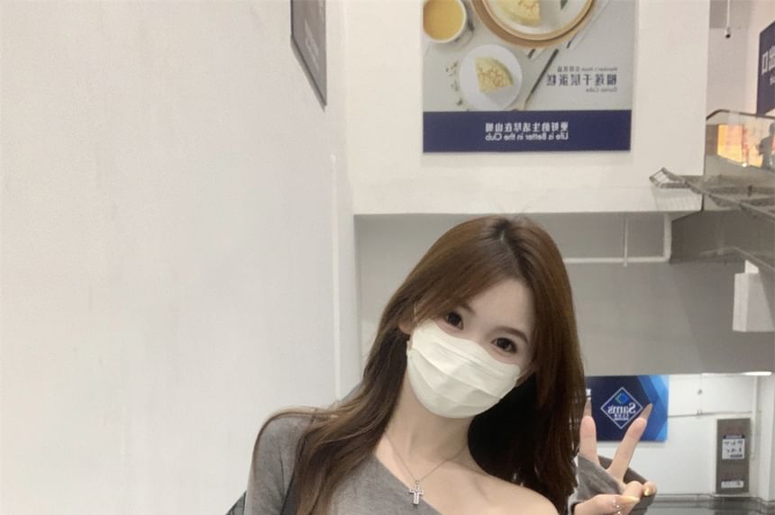 Off-Shoulder Slim Crop Tee