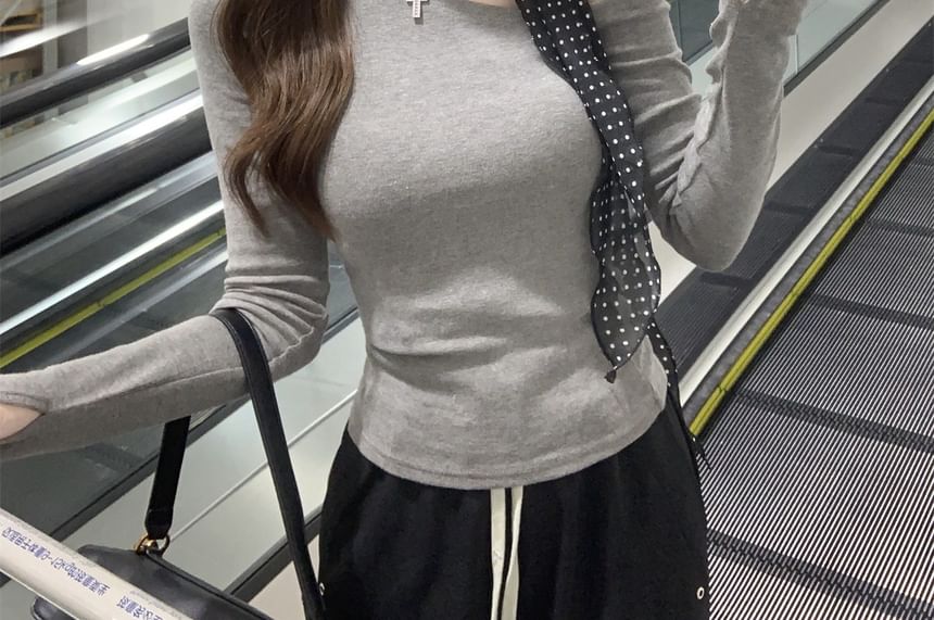 Off-Shoulder Slim Crop Tee