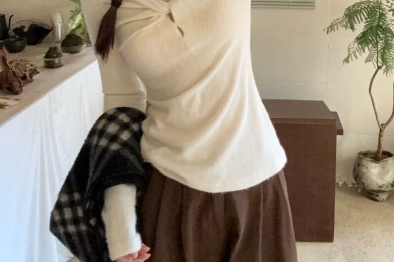 Twisted V-Neck Long Sleeve Top