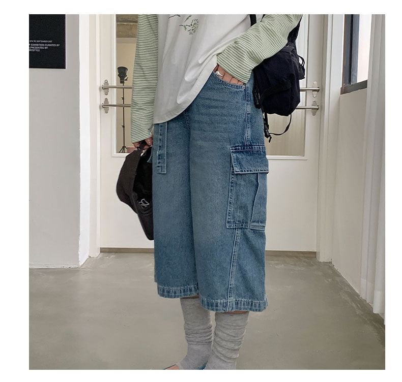 Mid Rise Washed Pocket Detail Denim Shorts