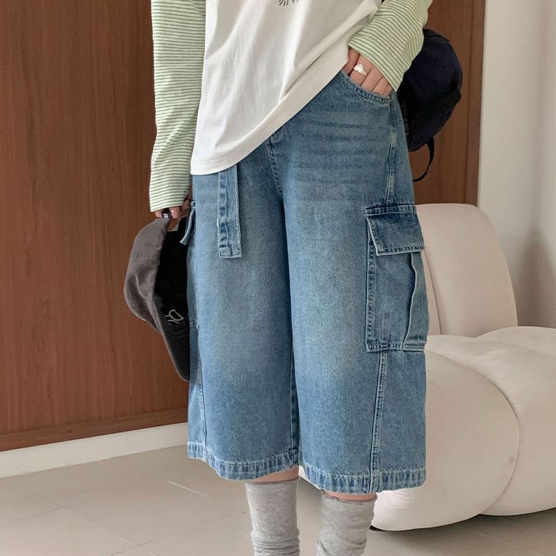 Mid Rise Washed Pocket Detail Denim Shorts