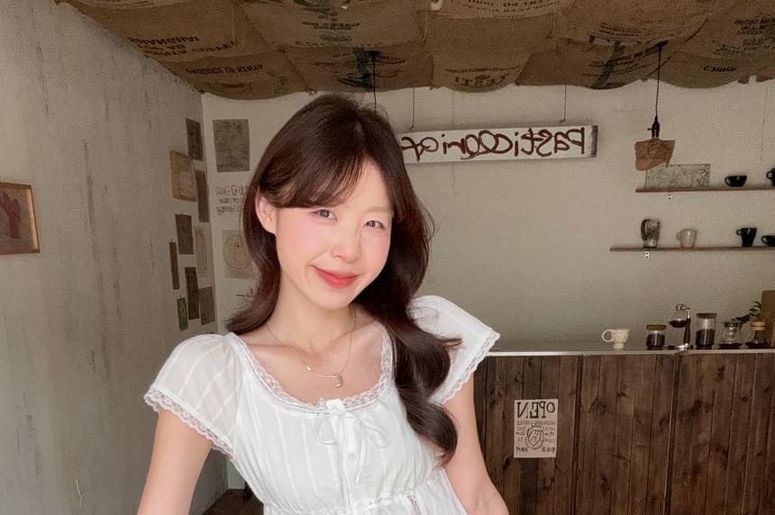 Cap-Sleeve Scoop Neck Lace Trim Button-Up Crop Blouse / High Waist Plaid A-Line Skirt