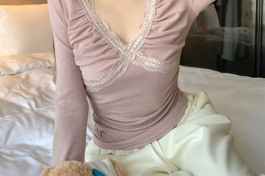 Long-Sleeve V-Neck Lace Trim Ruched Slim Fit T-Shirt