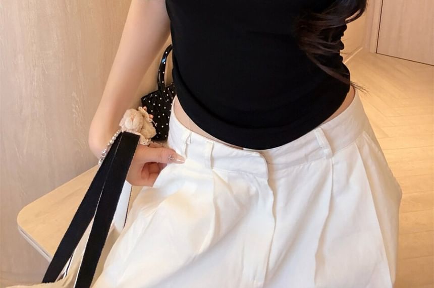 Short-Sleeve V-Neck Two Tone Padded Crop T-Shirt