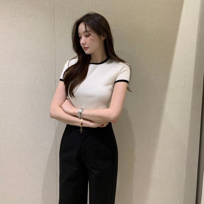 Short Sleeve Round Neck Contrast Trim Slim Fit Top