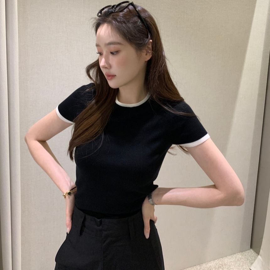 Short Sleeve Round Neck Contrast Trim Slim Fit Top