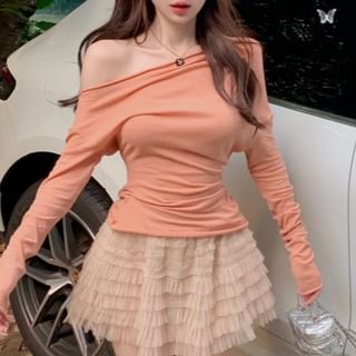 Long-Sleeve Off-Shoulder Plain Slim Fit T-Shirt / High Waist Tiered Mini A-Line Tulle Skirt