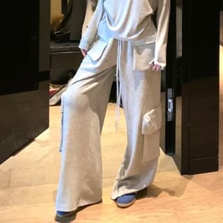 Long-Sleeve Henley Plain T-Shirt / Drawstring Waist Wide Leg Cargo Sweatpants
