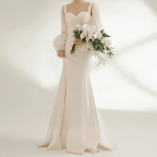 Long-Sleeve Sweetheart Neckline Plain Sheath Wedding Gown