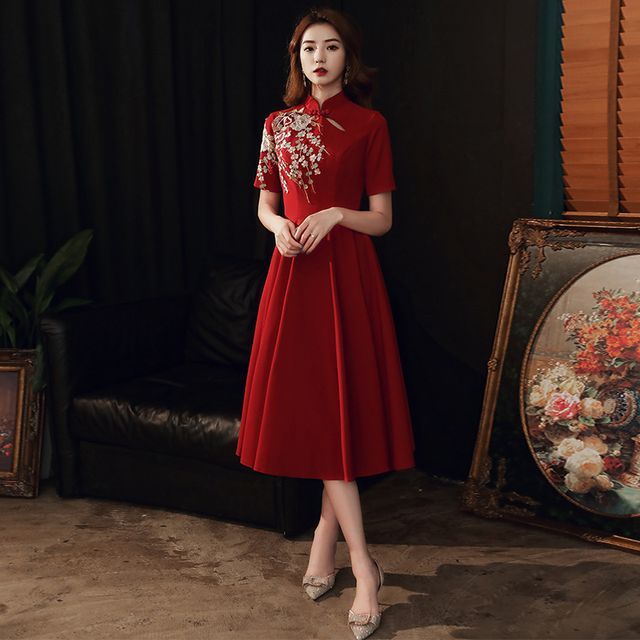 Side-Slit Embroidered / Short-Sleeve A-Line Qipao Flower