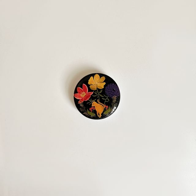 Retro Cartoon Print Phone Stand