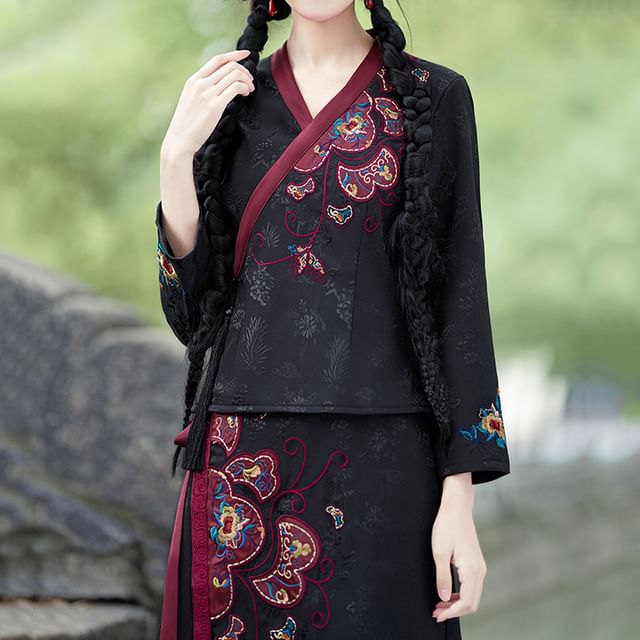 V-Neck Floral Blouse / Mid Rise Hanfu Patterned Maxi A-Line Skirt