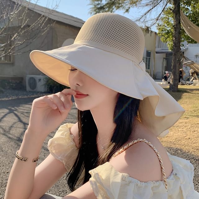 Flap Bow Neck with Sun Hat