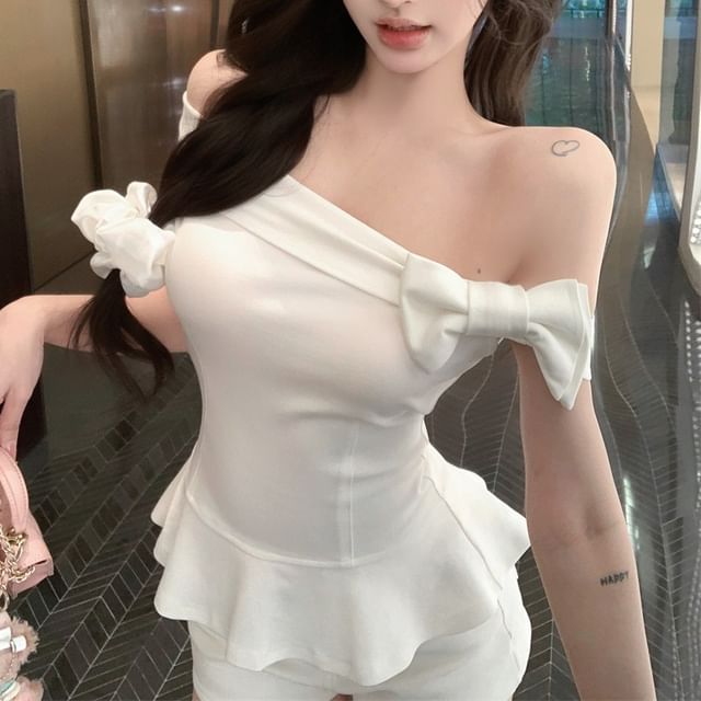 Plain Bow Accent Hem Ruffle Off-Shoulder T-Shirt Crop
