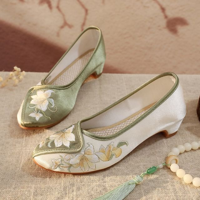 Floral Embroidered Pumps Panel